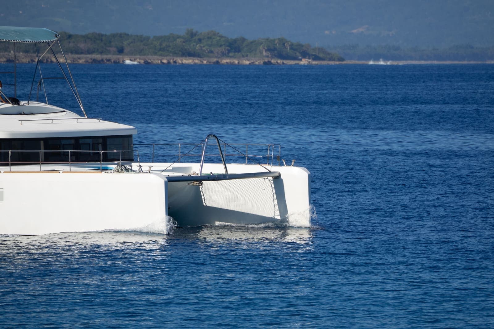 Yacht bei einer Grundberührung im flachen Wasser
