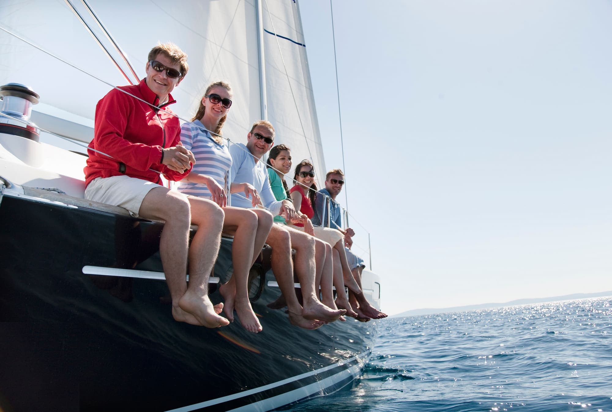 Freunde segeln gemeinsam bei Sonnenschein