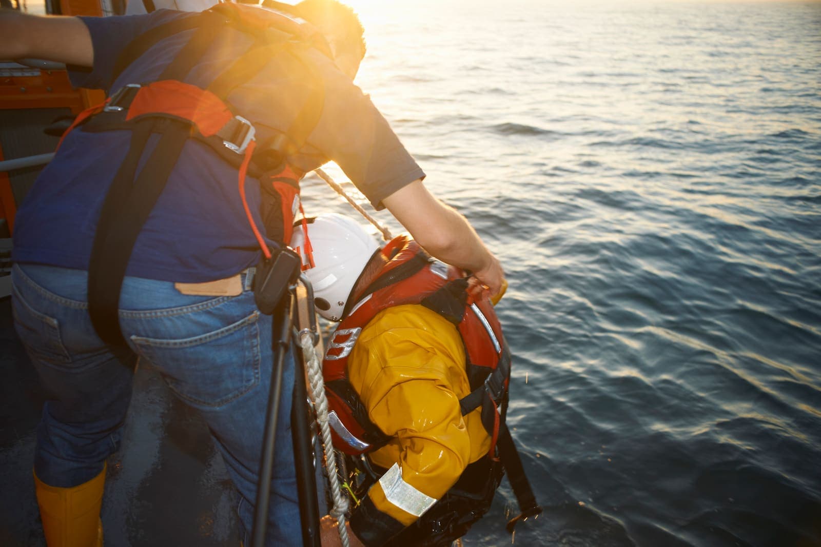 Verletztes Crewmitglied wird an Bord versorgt