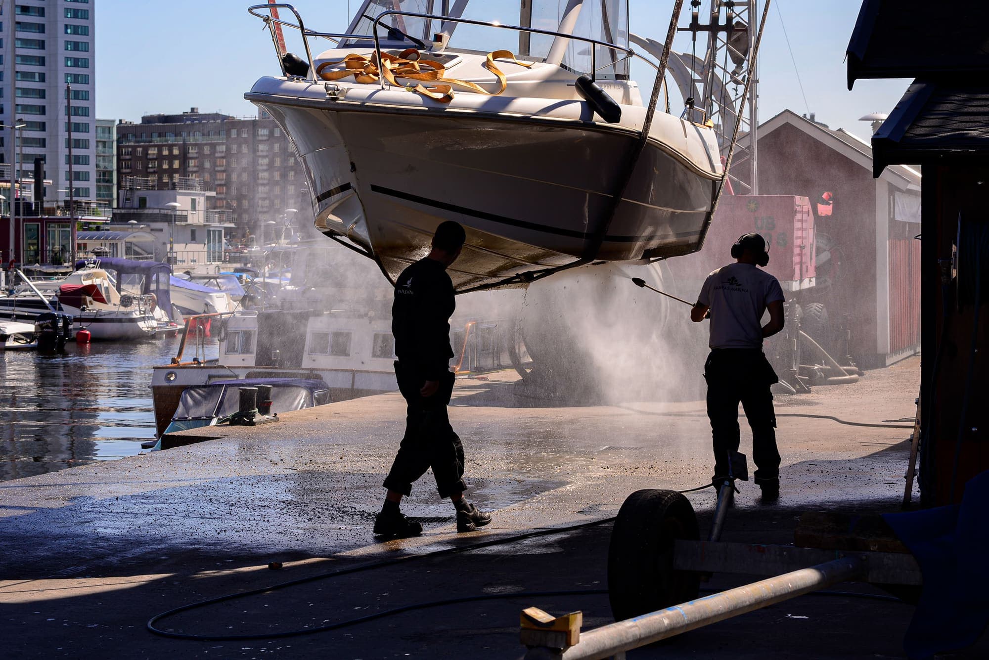 Boot wird am Kran gereinigt und gewartet