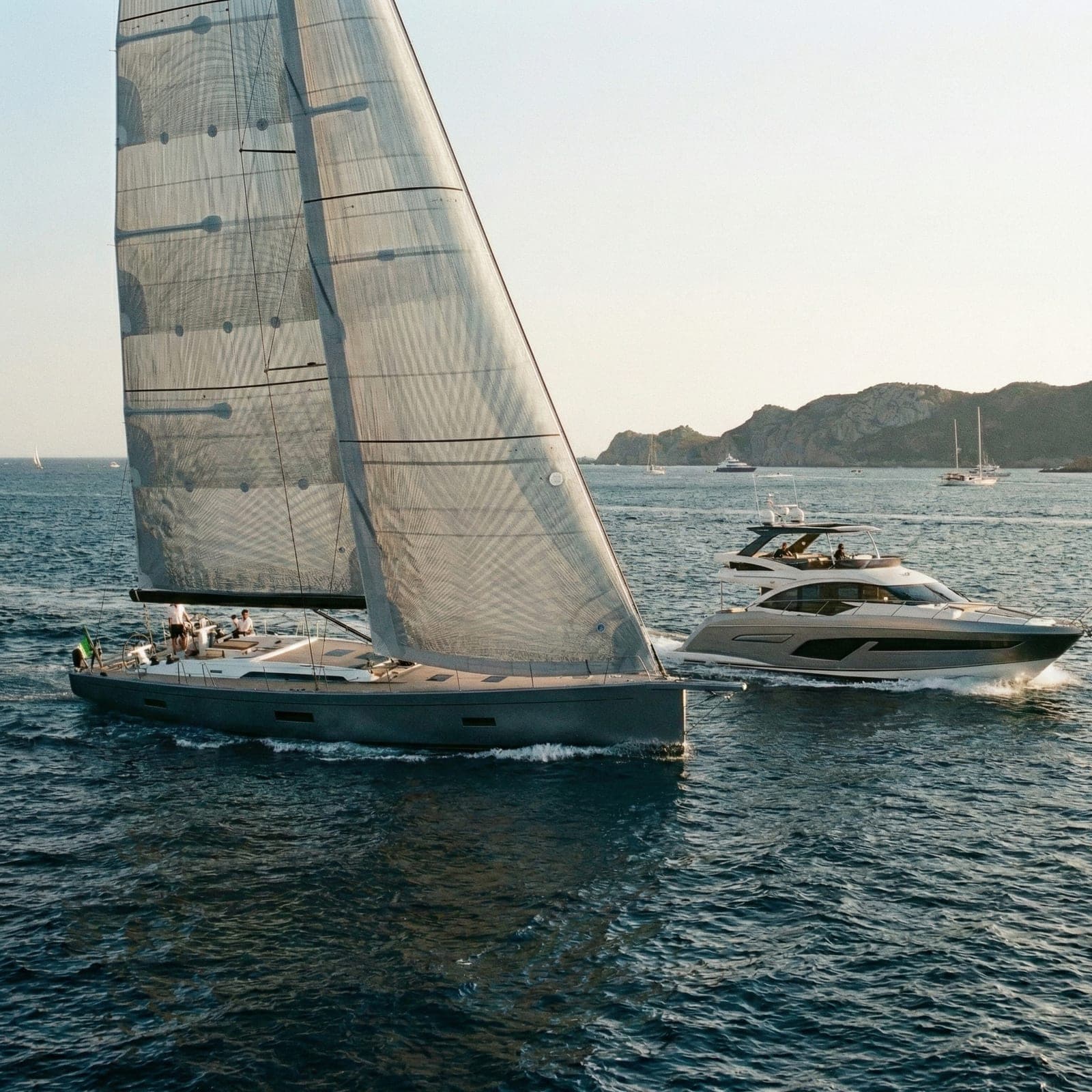 Segelyacht und Motoryacht auf dem Wasser